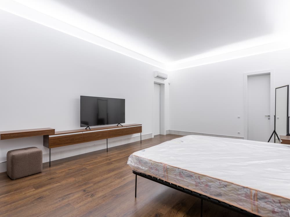 Парящий потолок в спальне со светящимся контуром